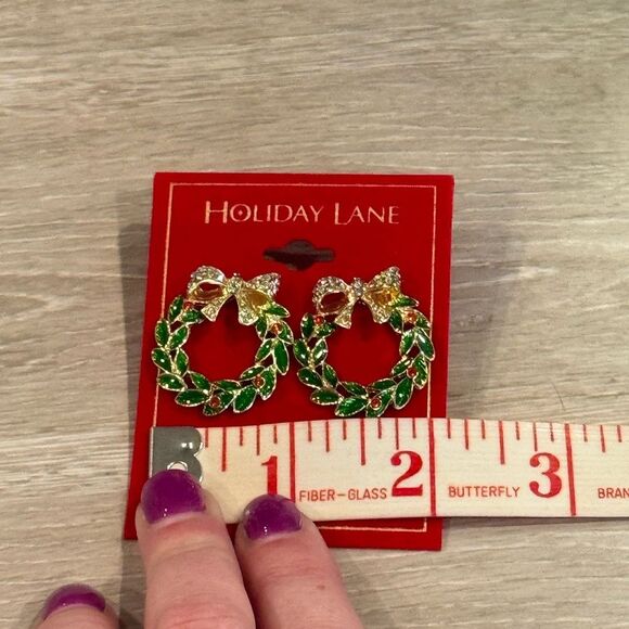 NWT Holiday Lane Christmas Wreath Stud Earrings Metallic Green and Gold Tone - Picture 3 of 3
